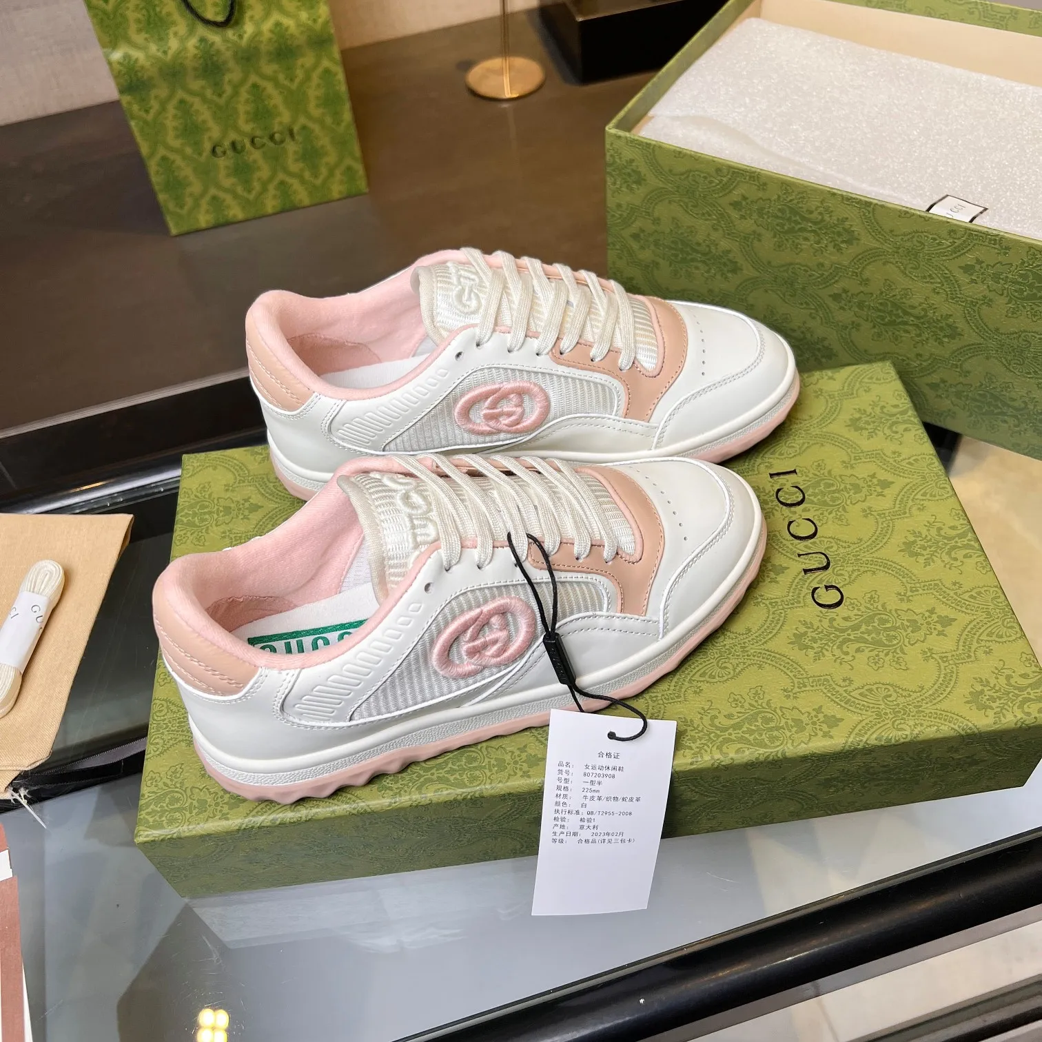 👟👟Ex-factory price 520👟👟 Top version, full styling effect, instant sales of the common practice of soft treading in the market, 💣💣💣Gucci2023 early spring Gucci G home latest hot style MAC80 sports shoes couple style casual retro distressed dirty shoes small dirty shoes small white shoes🌸🌸🌸 original purchase and development Production Gucci MAC80 new hot-selling series. The exquisite and compact interlocking double G logo romantically interprets the aesthetic concept of this series. Made of off-white leather, ▪️Material: original customized imported first-layer cowhide ▪️Inner lining: original customized imported breathable mesh ▪️Outsole: original molded two-color TPU outsole ▪️Sole thickness: 3CM ▪️Size: women's 35-40 / men's 39-45